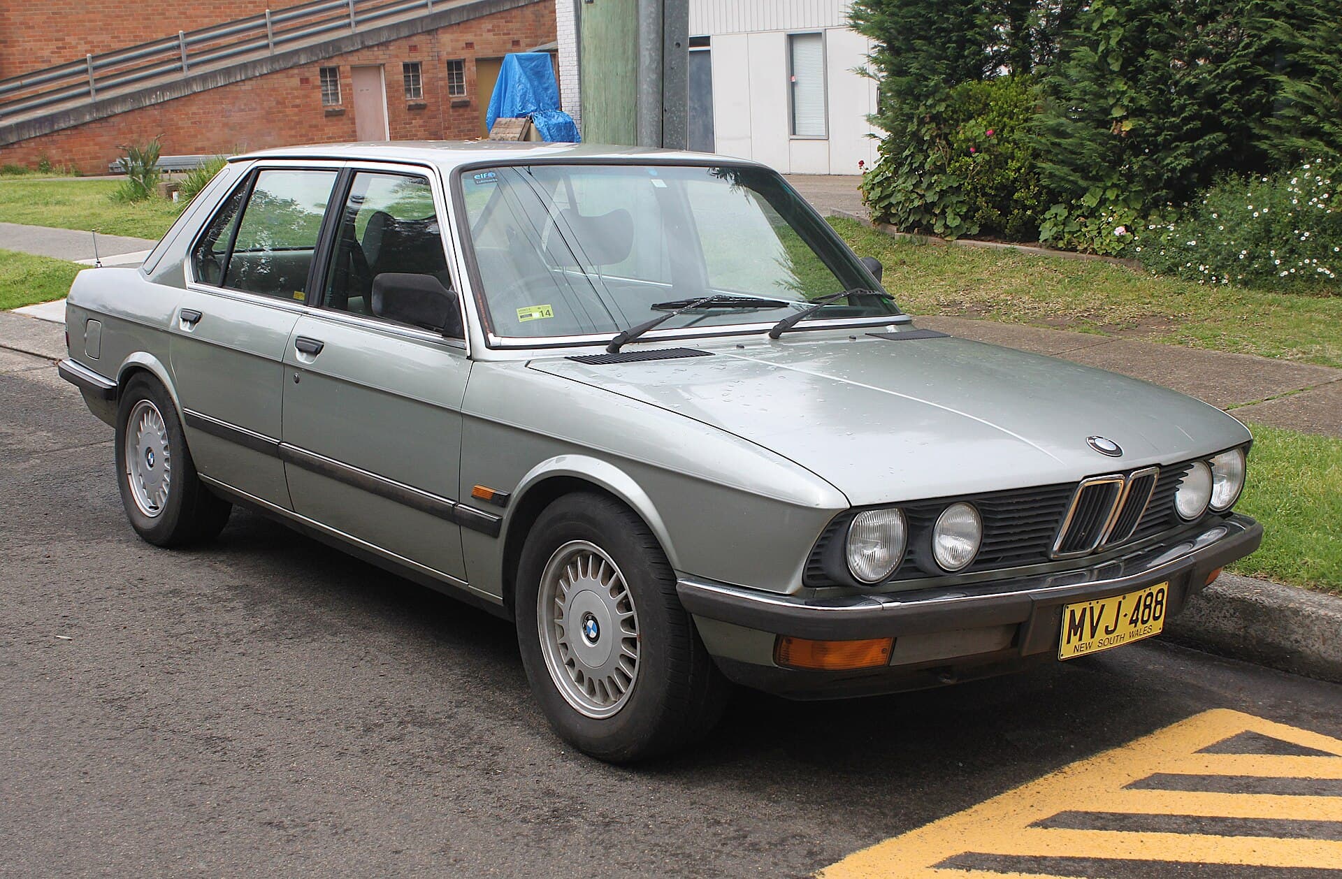 BMW 528i E28 berline — vue de trois quarts avant