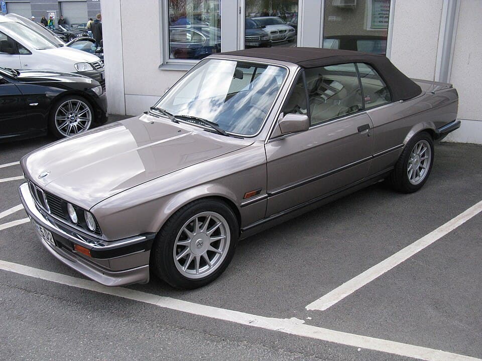 BMW E30 325i Cabriolet rouge capote ouverte
