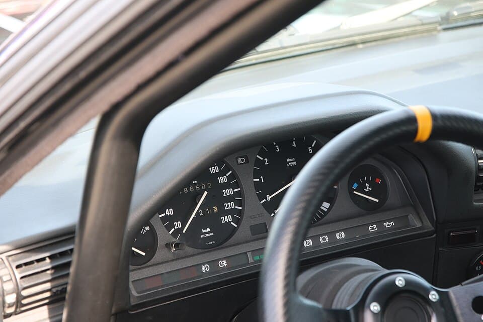 Tableau de bord BMW E30 — compteur VDO avec tachymètre et OBC