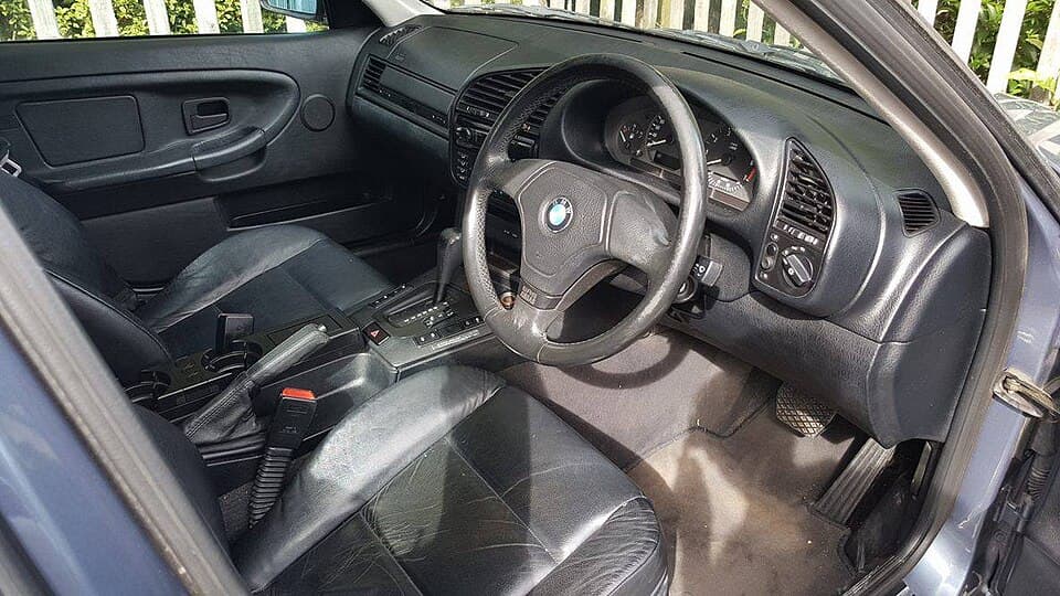 Intérieur BMW E36 328 Touring — habitacle et commandes de vitres