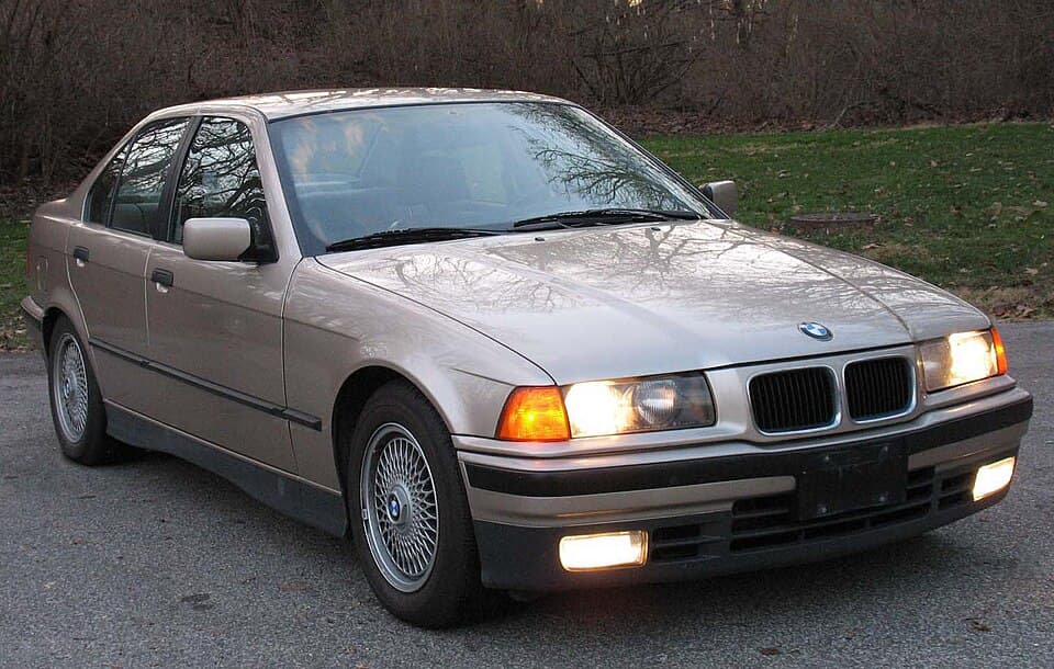 BMW 325i E36 sedan blanche