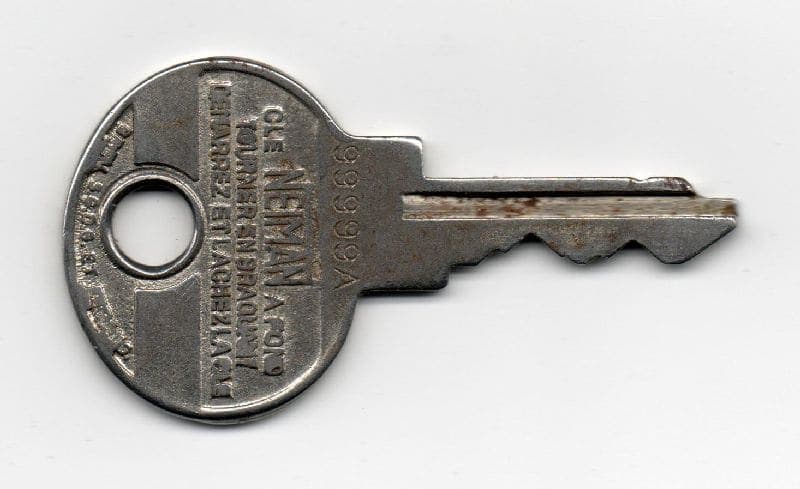 Clé de contact Neiman Peugeot vintage avec anneau antidémarrage