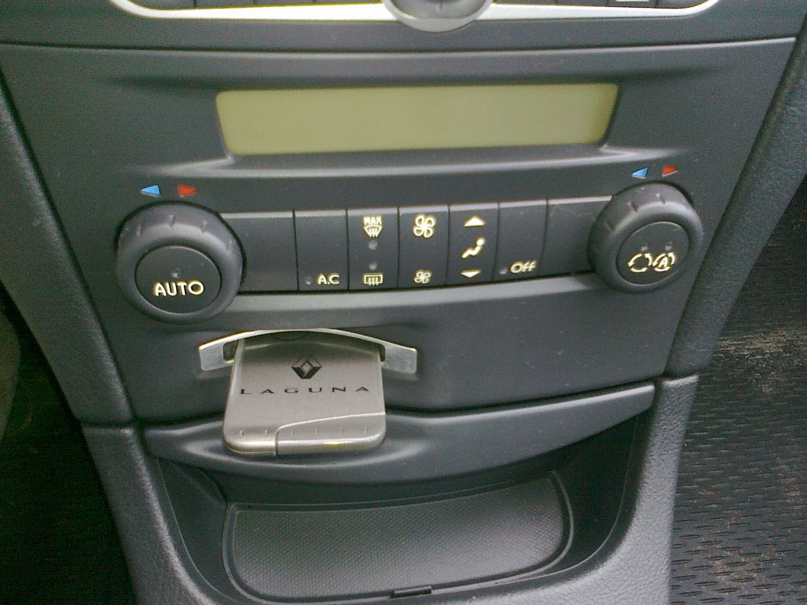 Panneau de commande de climatisation automatique sur une Renault Laguna