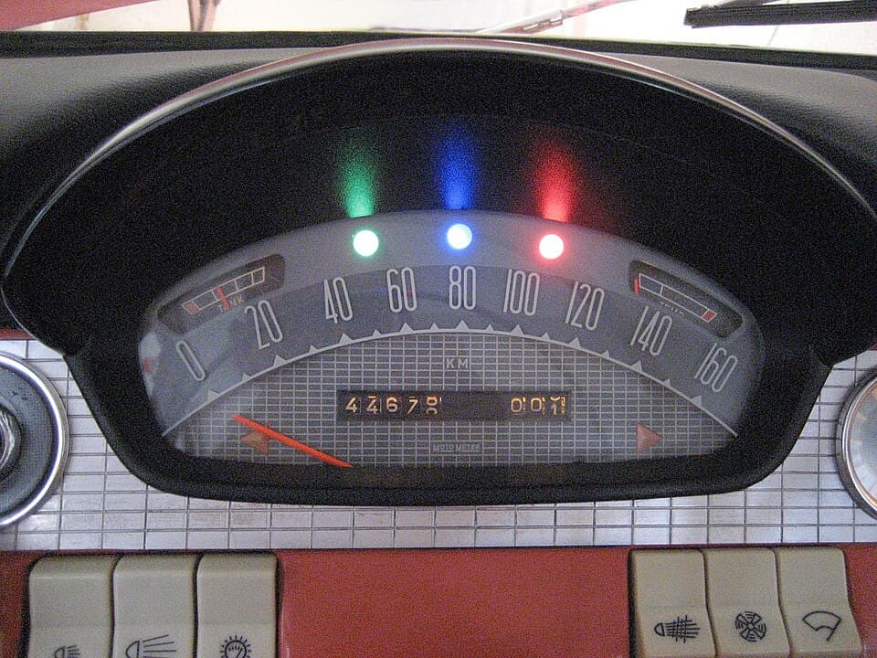 Jauge à carburant d'un tableau de bord automobile vintage