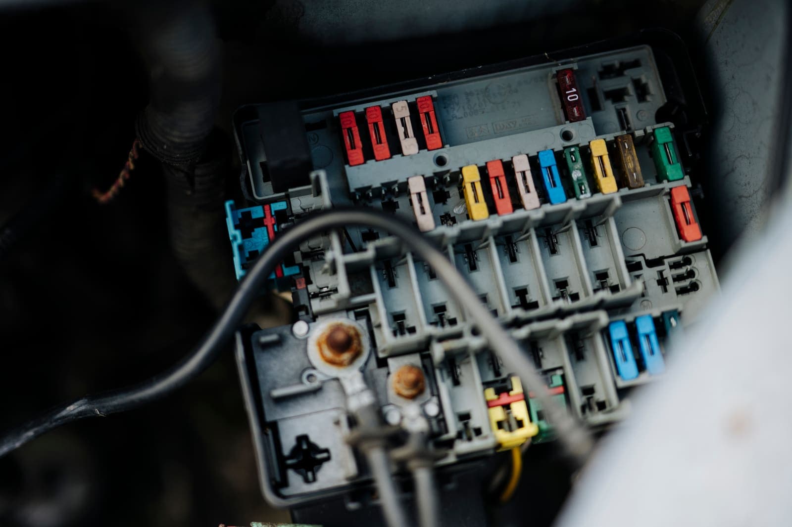 Boîtier fusibles et relais dans le compartiment moteur d'une voiture