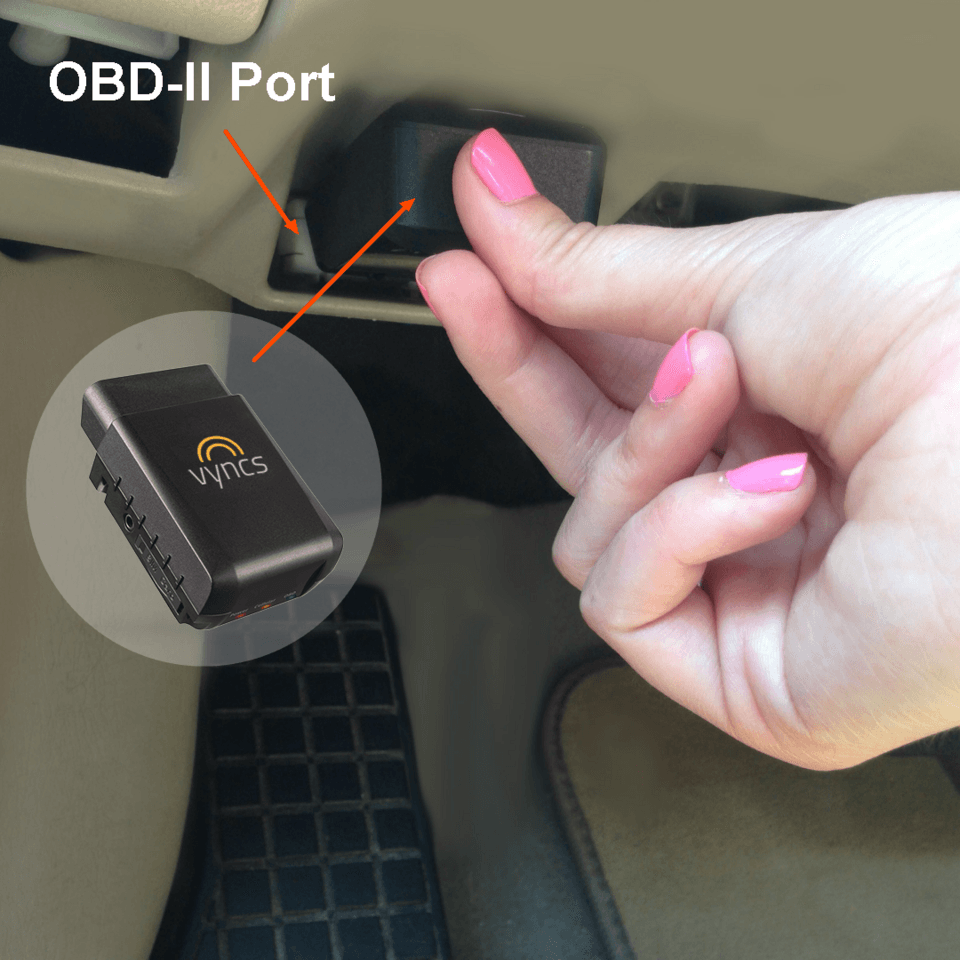 Traceur GPS connecté sur la prise OBD-II d'un véhicule