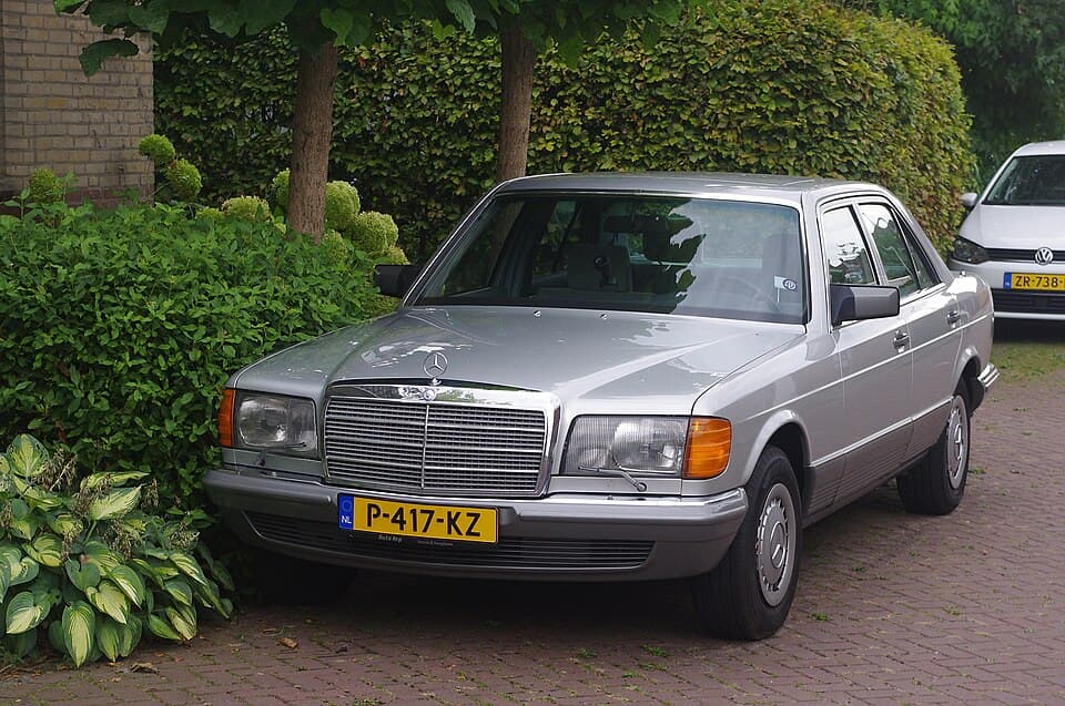 Mercedes-Benz W126 500 SE noire