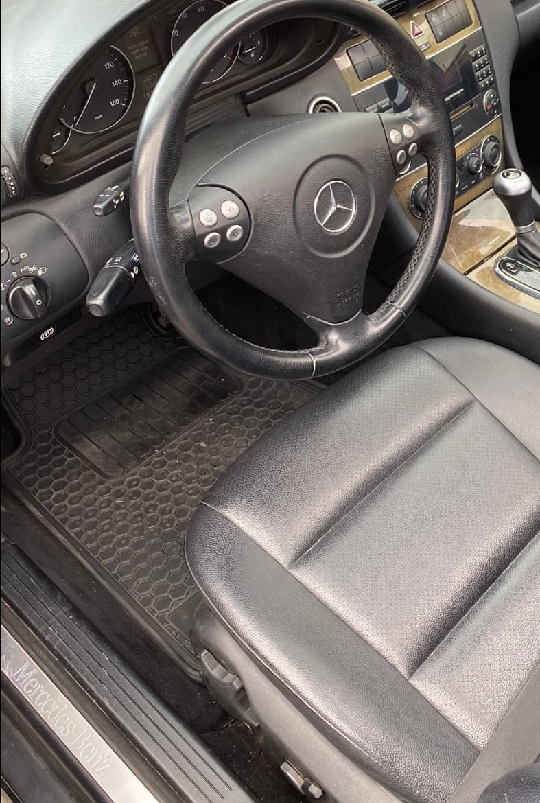 Poste de conduite et habitacle d'une Mercedes-Benz Classe C W203