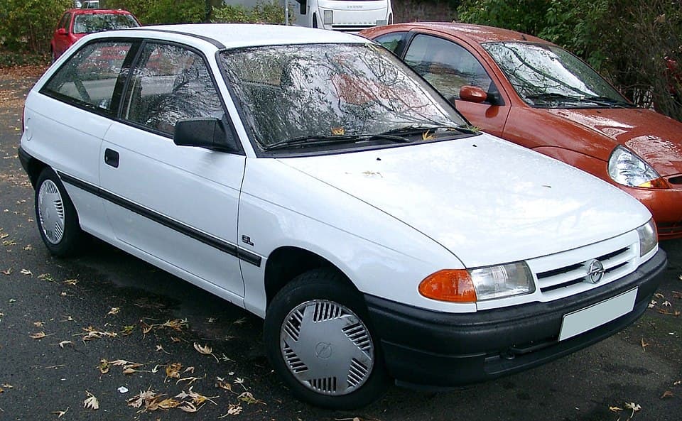 Opel Astra F berline vue de face