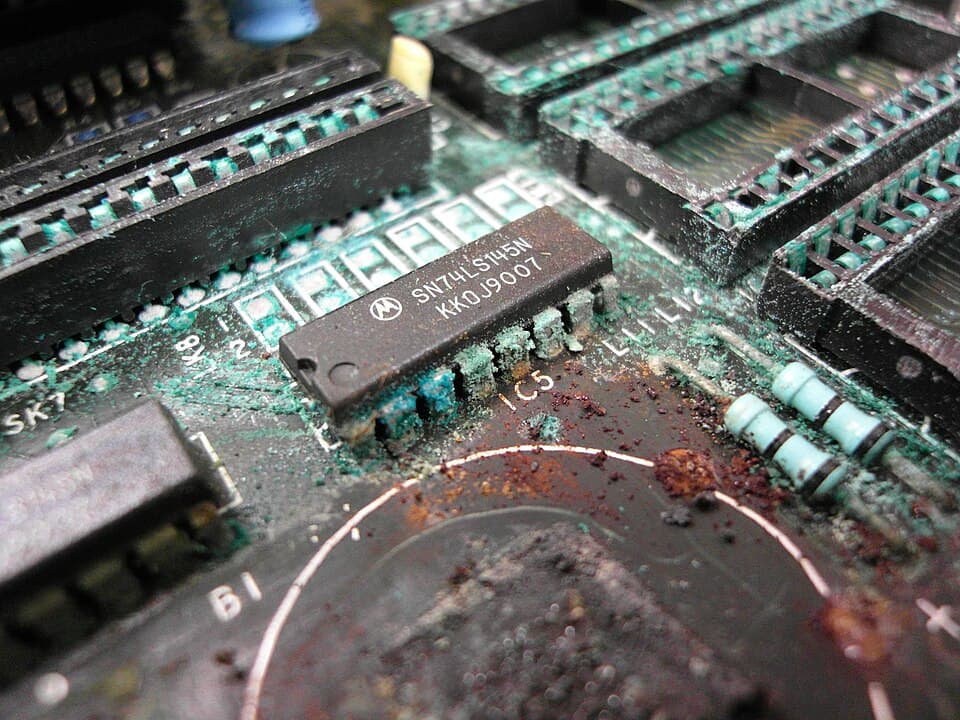 Circuit imprimé avec traces de corrosion verte sur les pistes