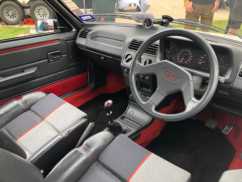 Intérieur Peugeot 205 GTI avec tableau de bord Jaeger