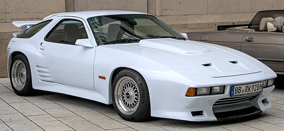 Porsche 928 vue de face, grand tourisme à moteur avant