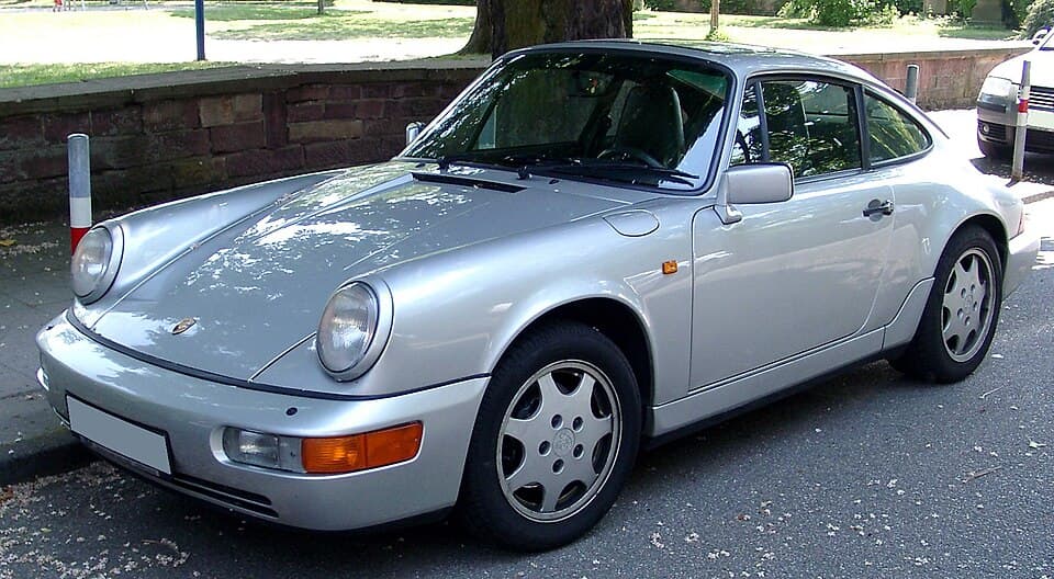 Porsche 964 Carrera 4 blanche sur route
