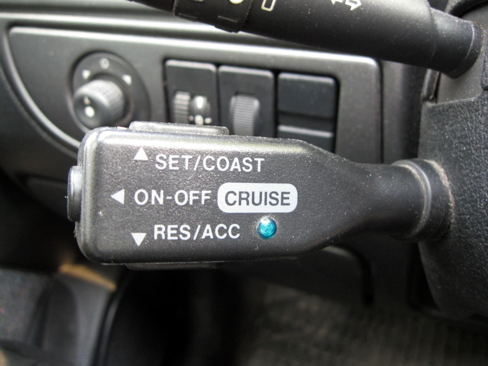 Commande de régulateur de vitesse sur le volant d'une Citroën Xsara