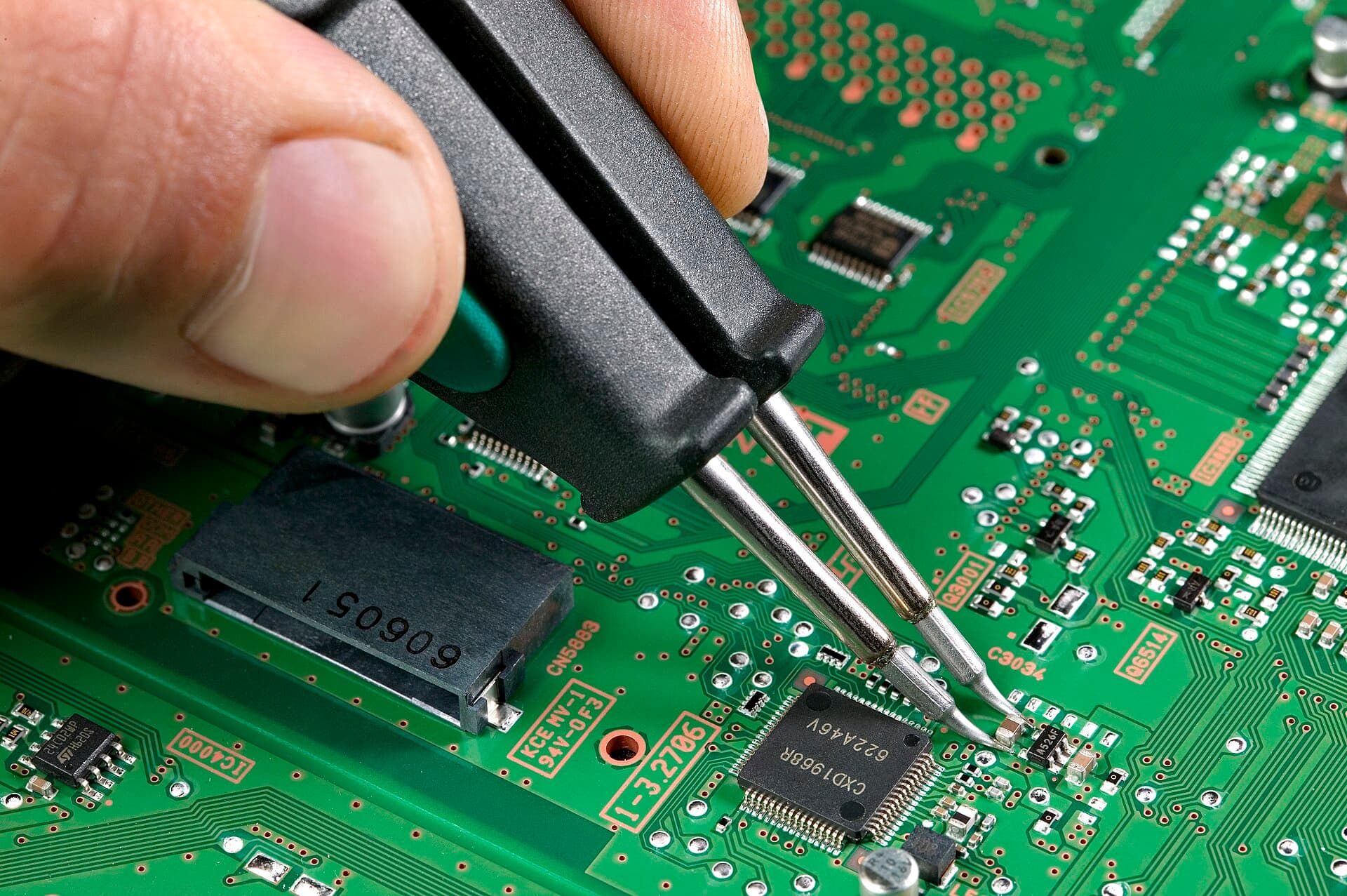 Réparation électronique - soudure de précision