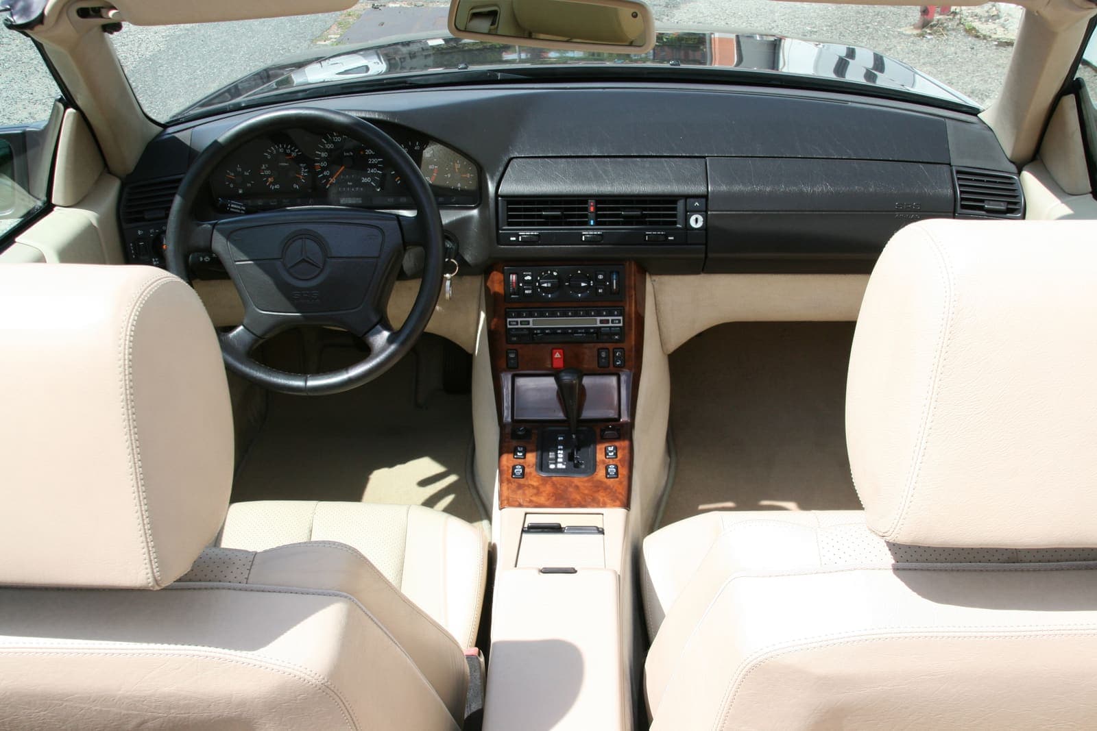 Tableau de bord d'une Mercedes-Benz SL R129 de collection