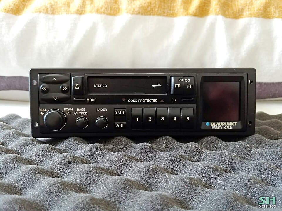 Autoradio Becker Mexico vintage intégré dans un tableau de bord Mercedes