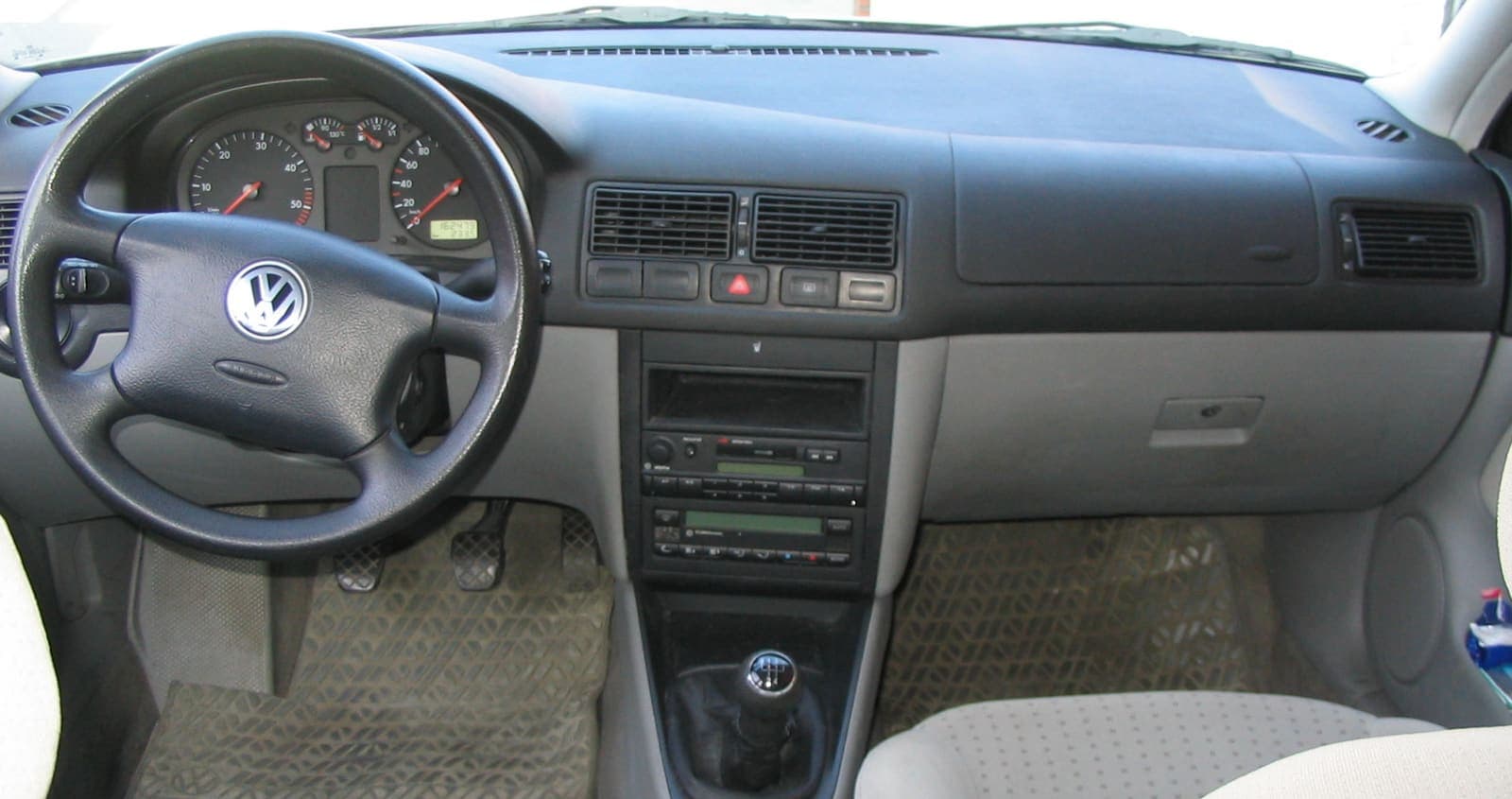 Tableau de bord de Volkswagen Golf avec voyants et compteurs