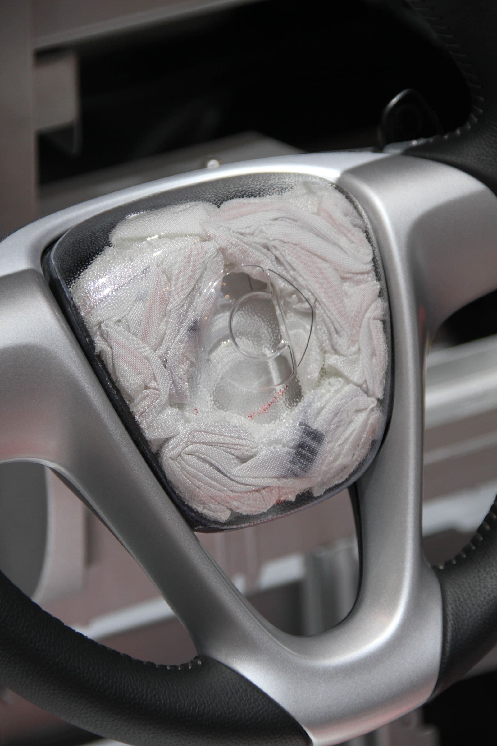 Airbag frontal déployé, illustration du système SRS automobile