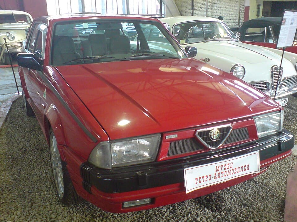 Alfa Romeo 75 3.0 V6 rouge