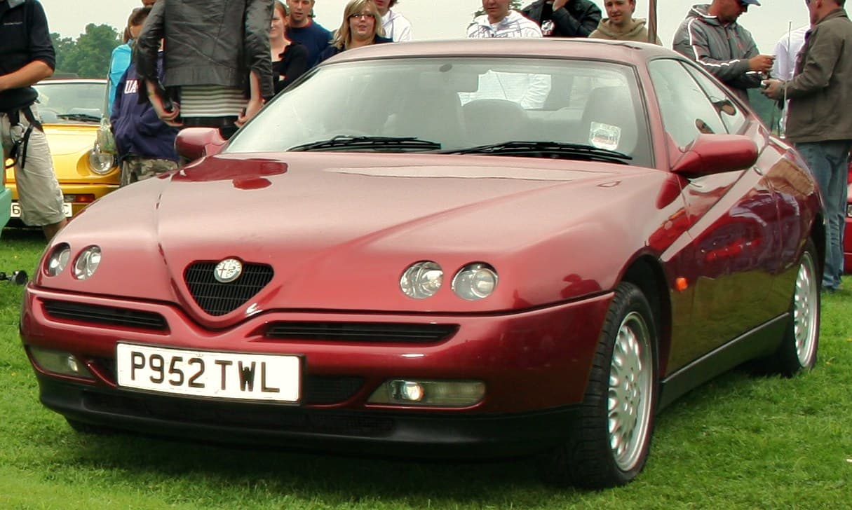 Alfa Romeo GTV 916 rouge — vue de face