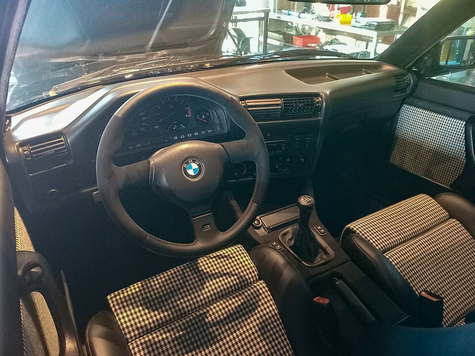 Intérieur BMW M3 E30 avec tableau de bord