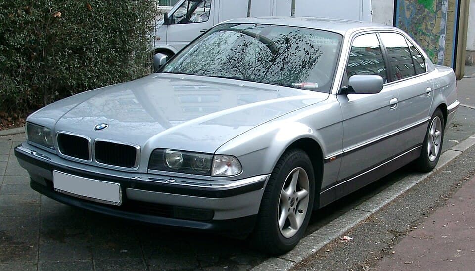 BMW Série 7 E38 berline de face