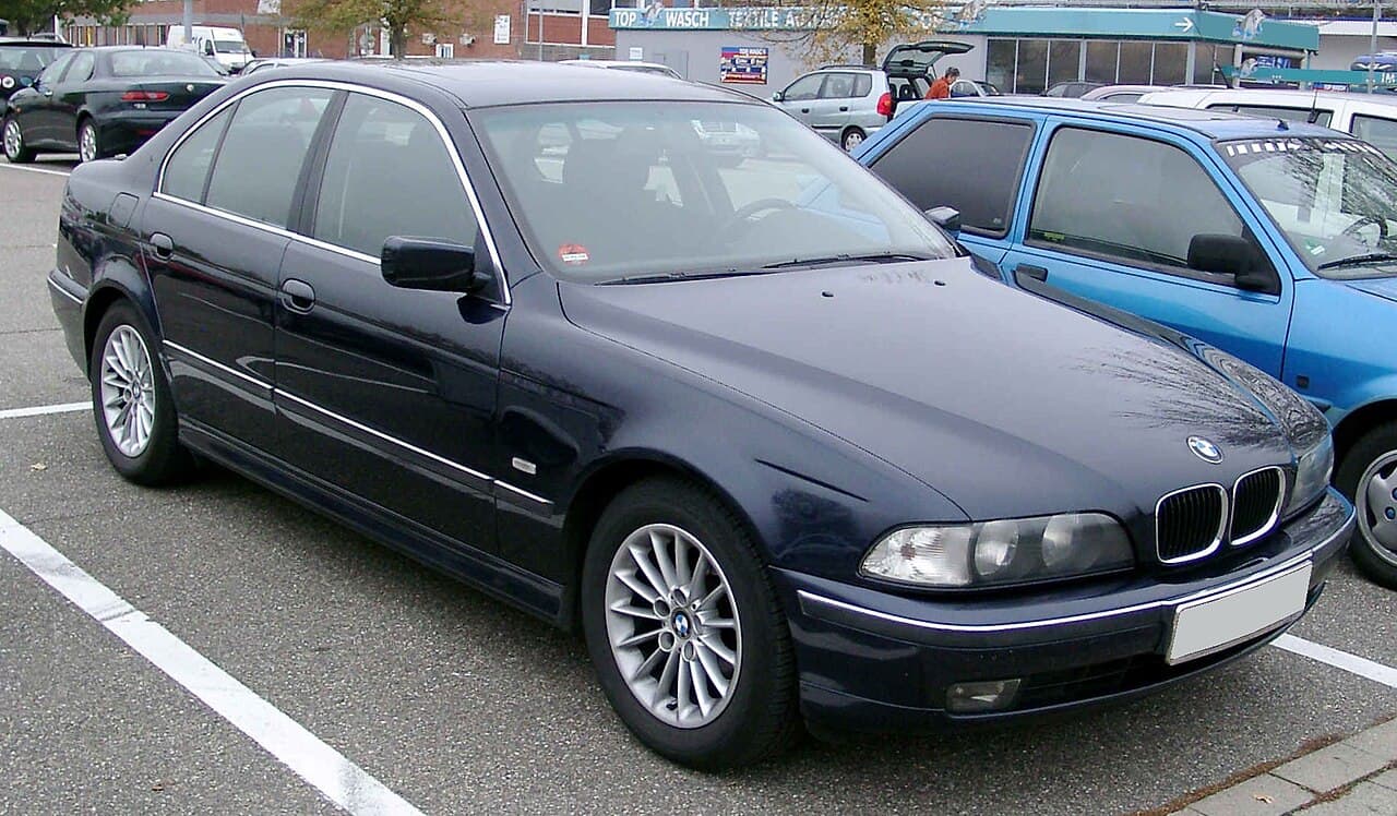 BMW E39 Série 5 bleue vue de face