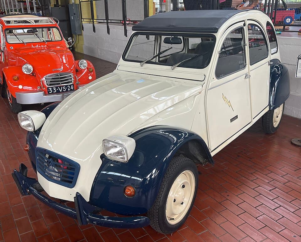 Citroën 2CV convertie à l'électrique, exposée au Lane Motor Museum
