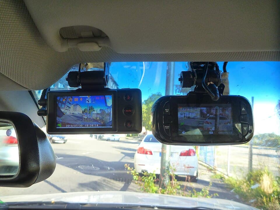 Comparatif de plusieurs modèles de dashcams pour voiture