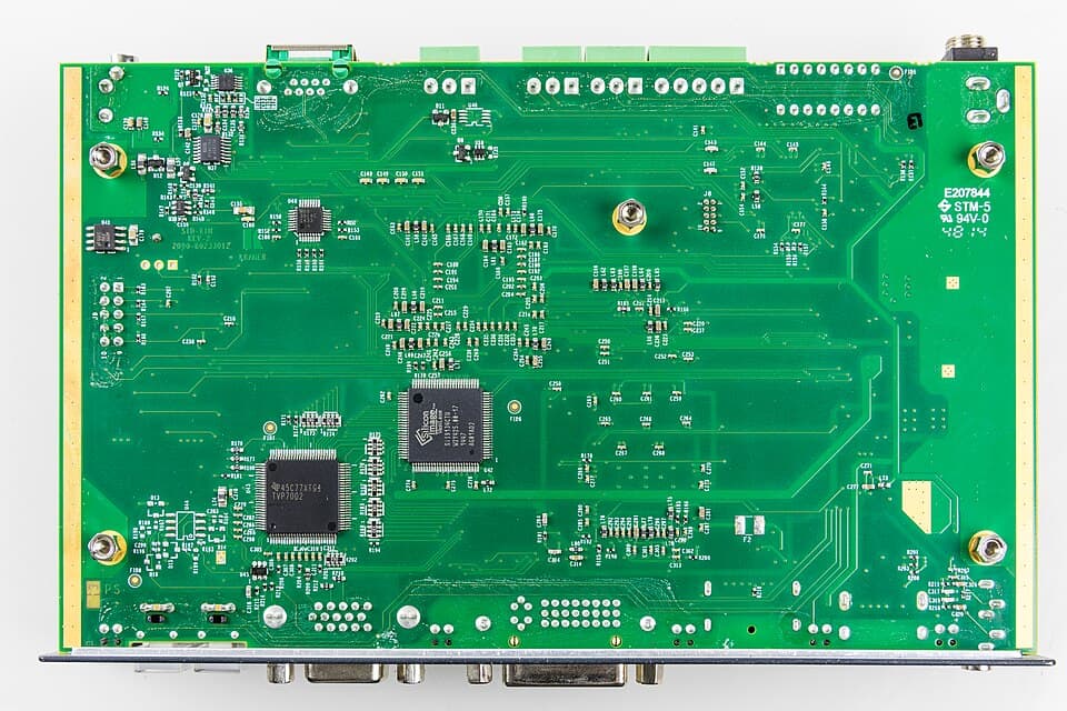 Carte électronique avec composants CMS et condensateurs