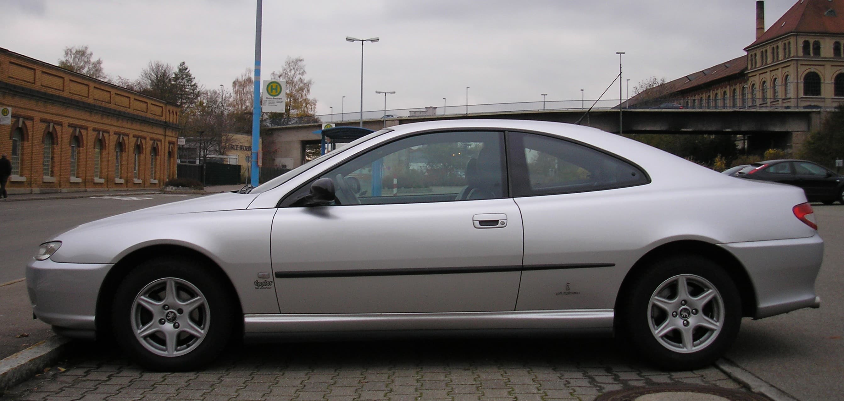 Peugeot 406 Coupé Pininfarina argenté — vue latérale