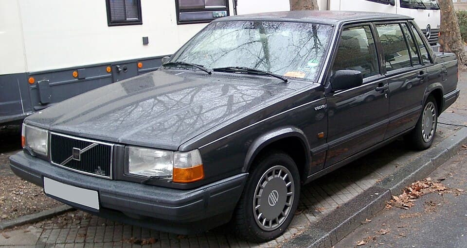 Volvo 740 berline de face